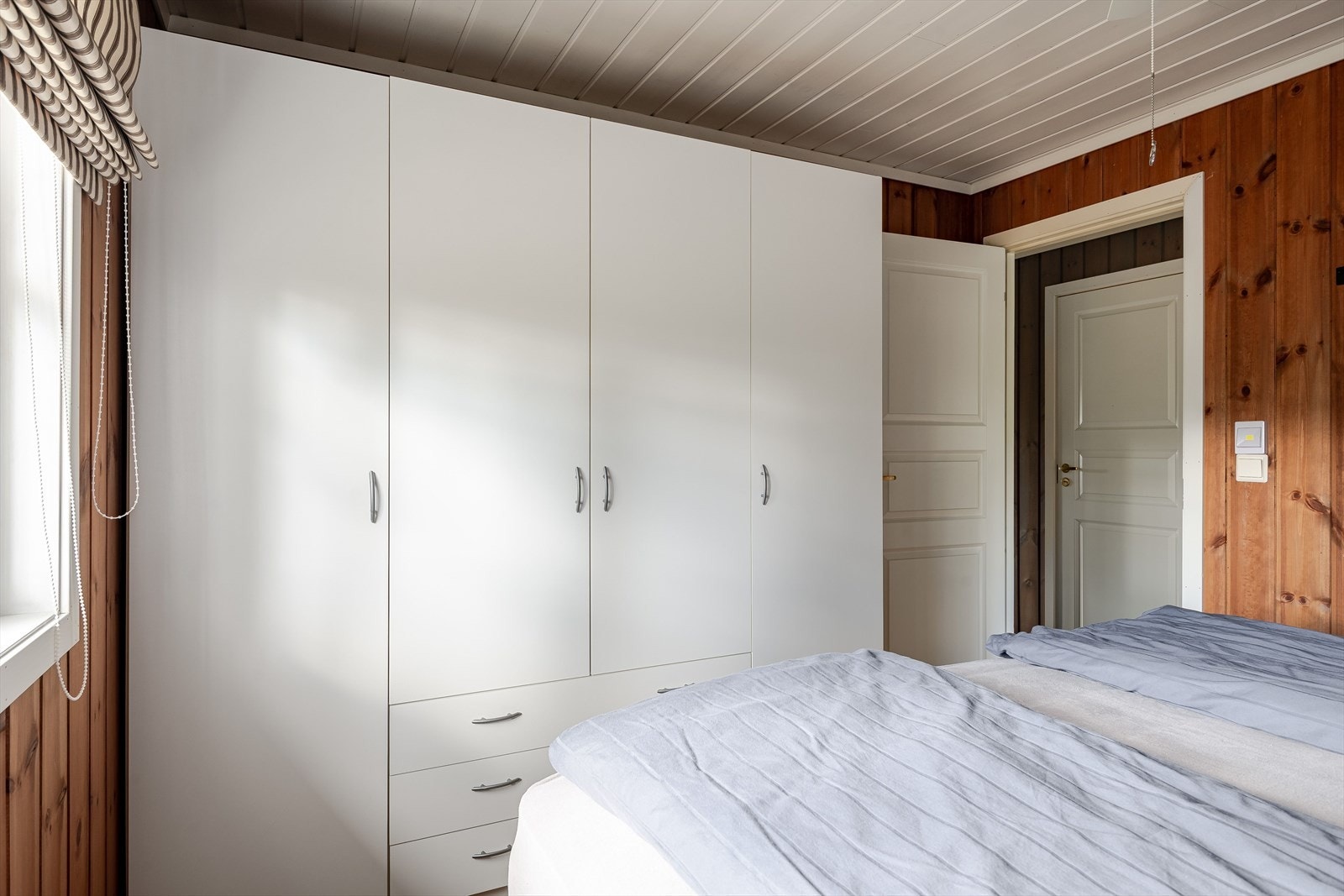 På soverommet er det plass til en stor dobbeltseng med tilhørende nattbord, samt god oppbevaringsplass i medfølgende garderobeskap. Galleribilde