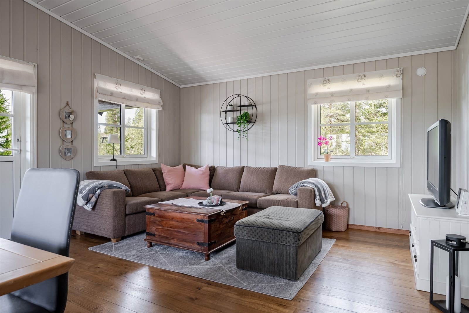 Stuen har god standard med pen enstavs parkett på gulv og panel på veggene som er malt i en fin lys farge. Galleribilde