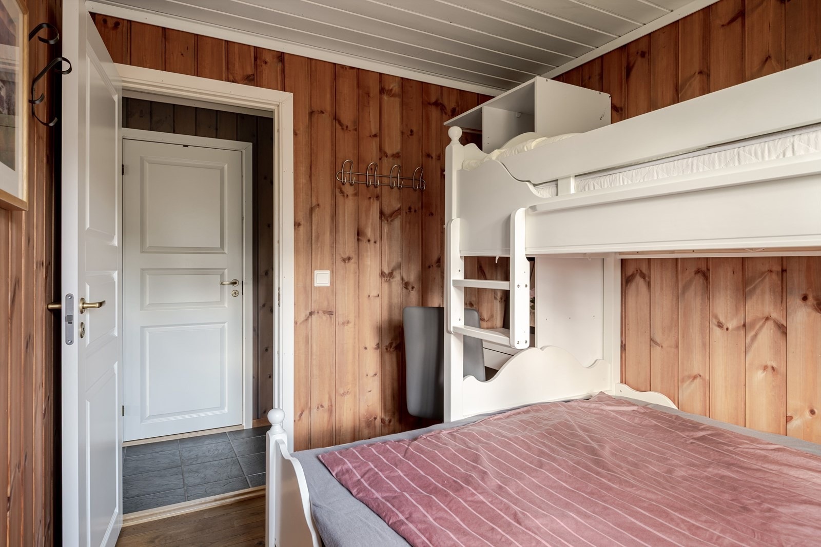 Soverommet har god standard med pen enstavs parkett på gulv, lun trepanel på veggene og skjult elektrisk anlegg. Galleribilde