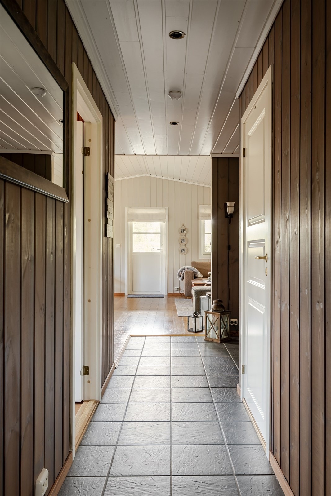 Hytta som ble bygd i 2008 har en god planløsning på én flate med et sosialt oppholdsrom, 3 soverom, bad/vaskerom og teknisk rom/bod. Galleribilde