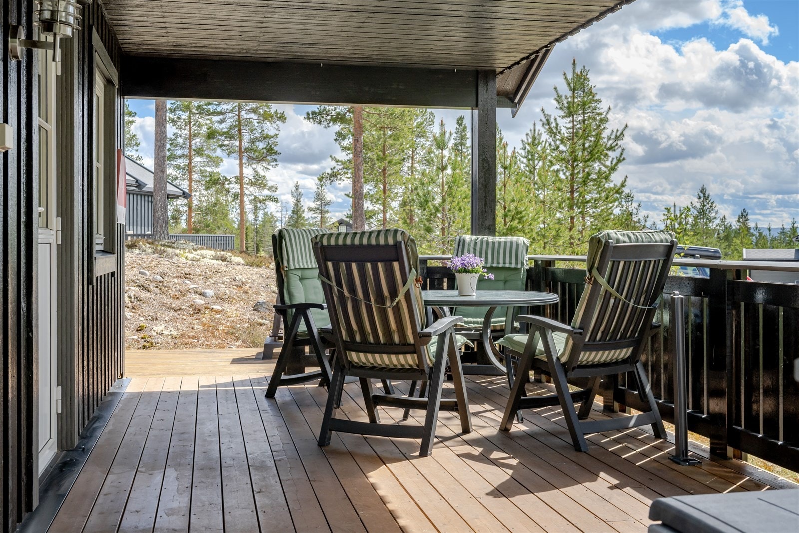 Terrassen er overbygd, har terrassebord på gulv og god plass til sittegrupper. Det er også montert uttrekkbar levegg, utebelysning og stikkontakt. Galleribilde