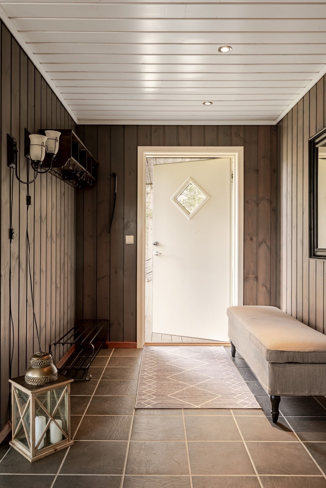 Når du entrer hytta kommer du inn i en innbydende entré med plass til sko og oppheng av yttertøy. Galleribilde