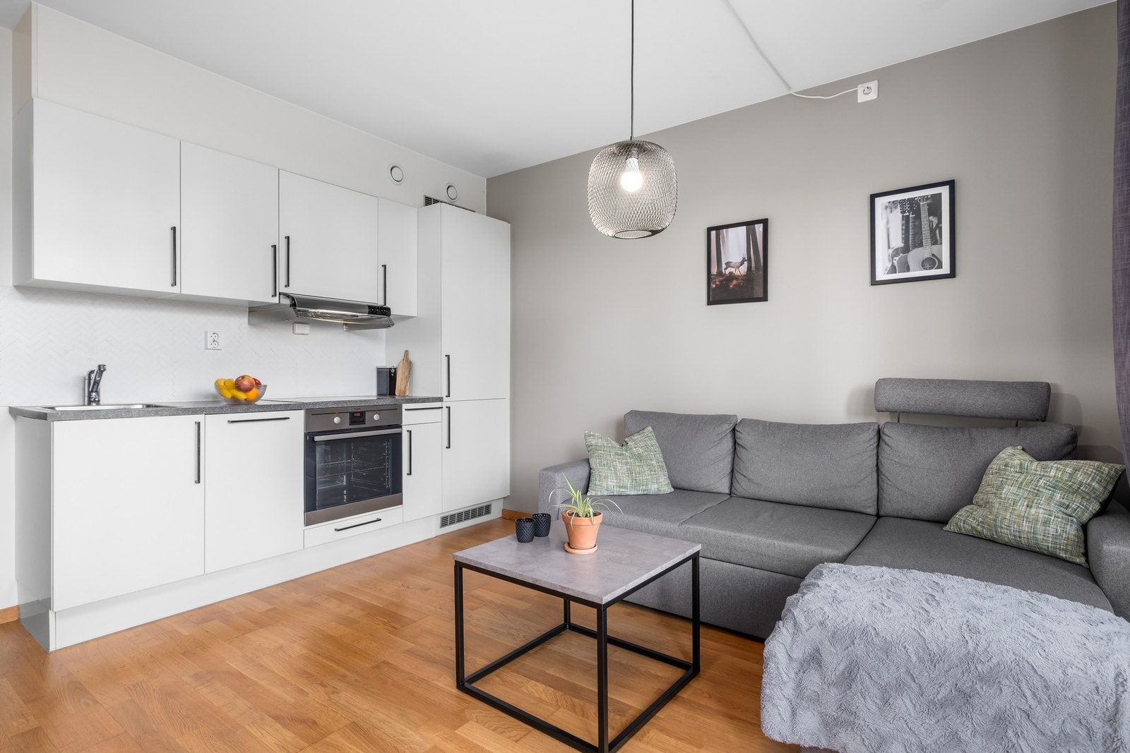 Plass til sofakrok og TV-benk på stua. Galleribilde