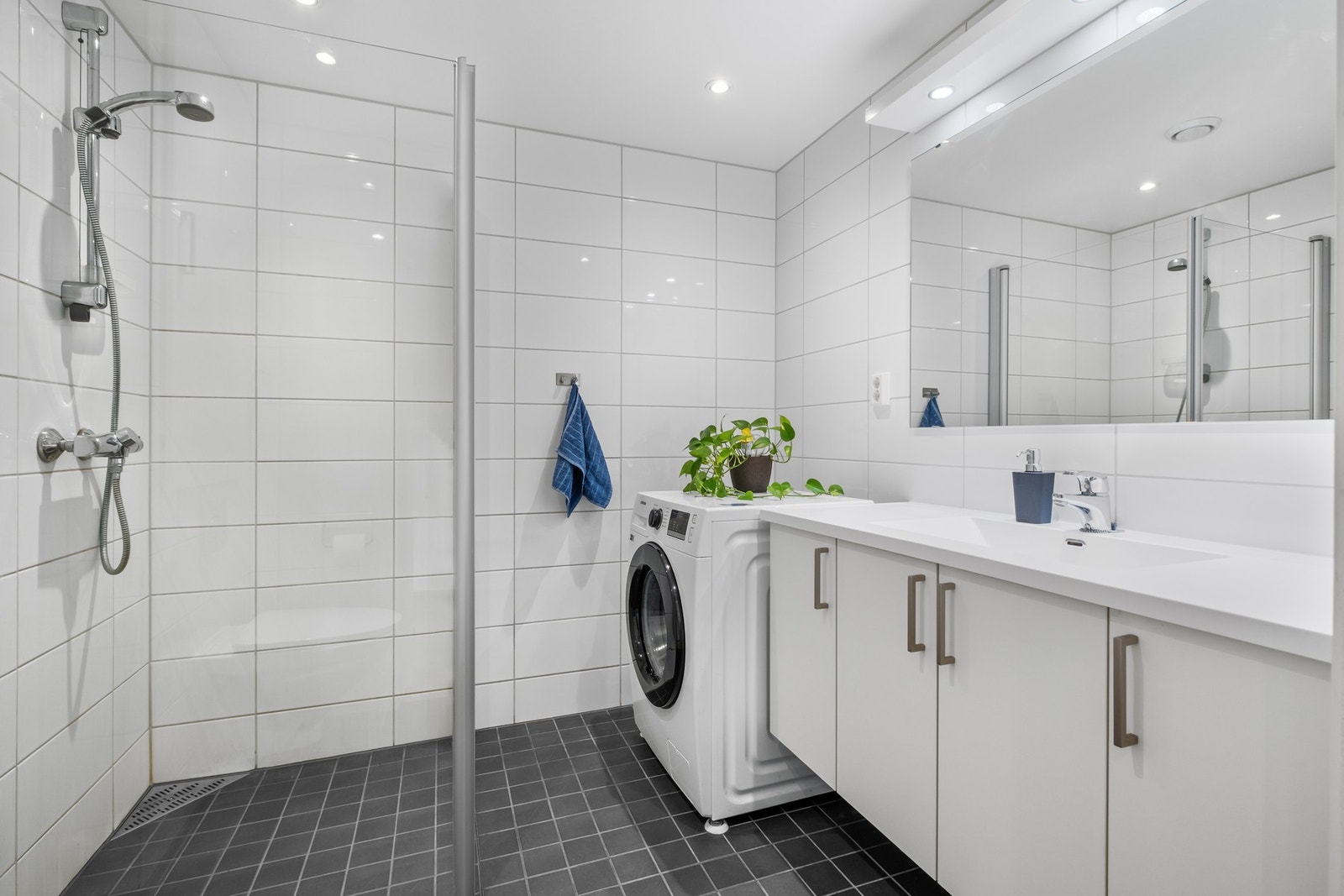 Pent og moderne bad med opplegg for vaskemaskin. Galleribilde