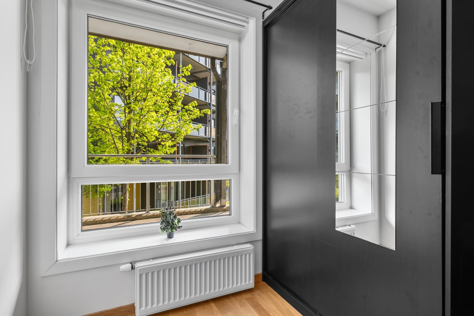 Garderobeskap medfølger i salget. Galleribilde