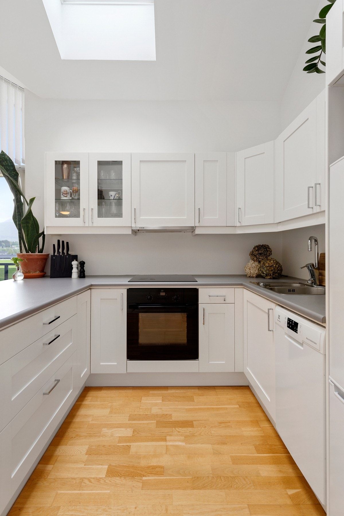 Kjøkkenet har praktisk barløsning mot stue. Galleribilde