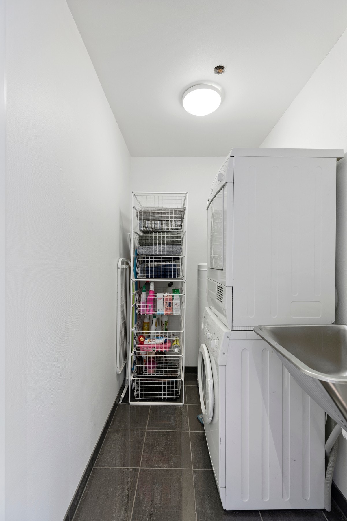 Vaskerommet er utstyrt med skyllekar, varmtvannsbereder, brannslange og opplegg for vaskemaskin/tørketrommel. Galleribilde