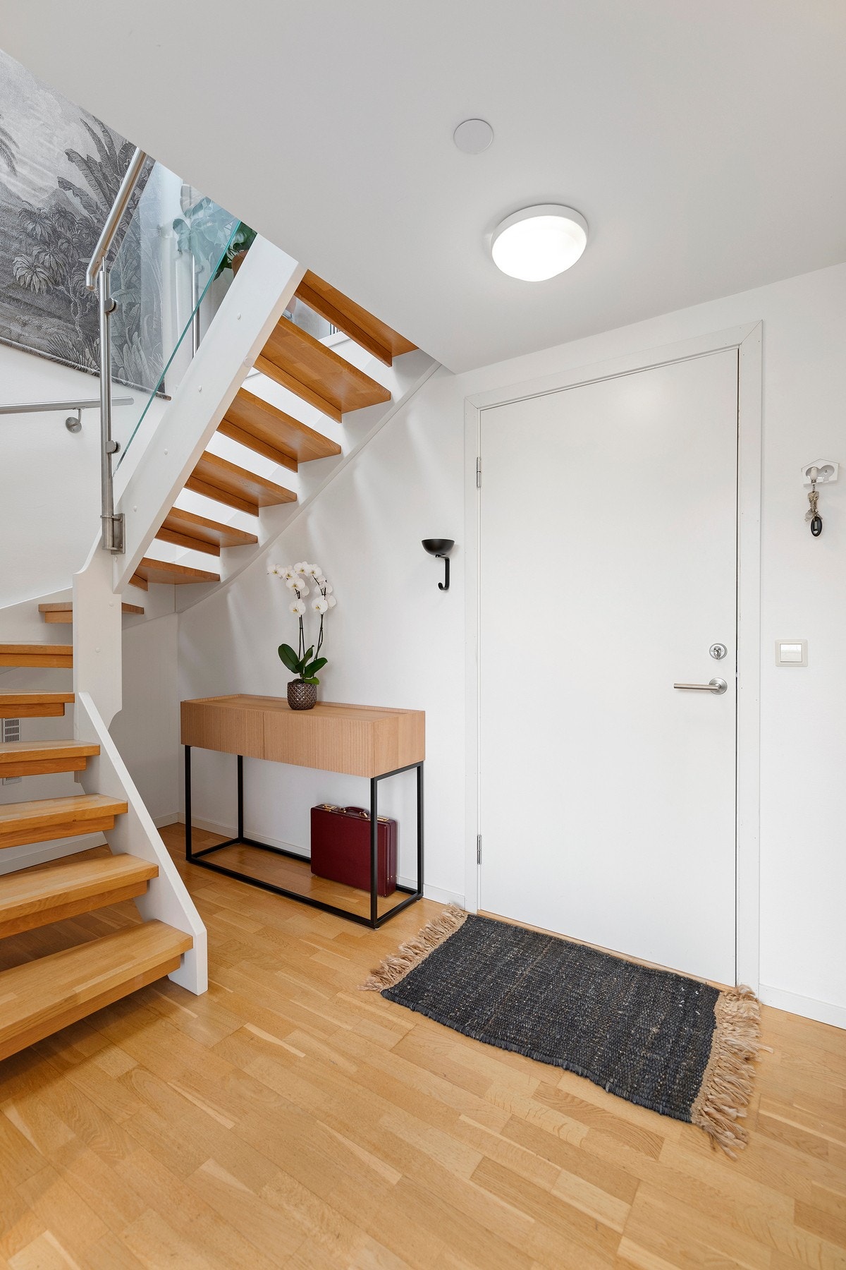 Fra gangen går trappen til loftsetasjen. Galleribilde