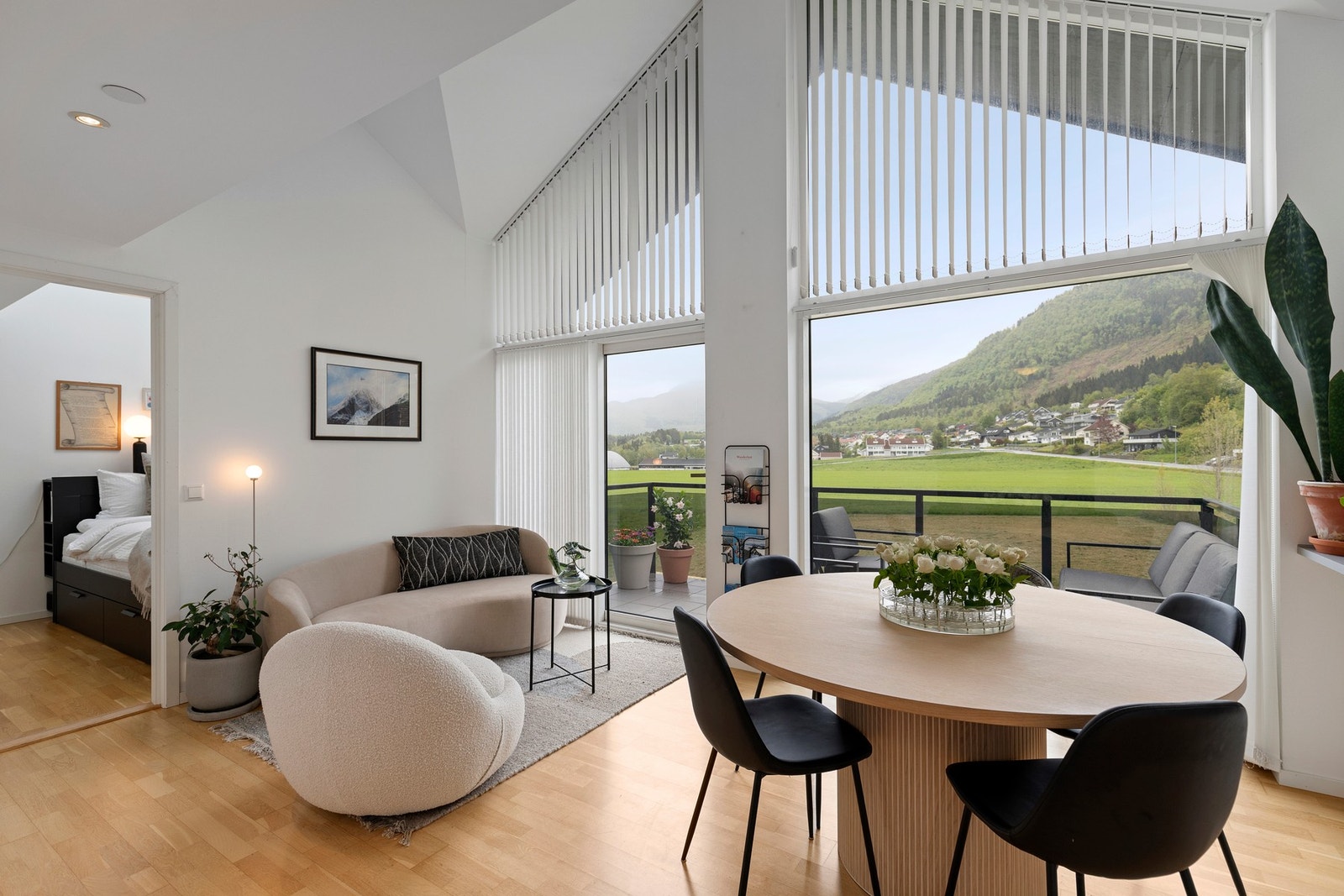 Fra stue er det utgang til flislagt balkong. Galleribilde