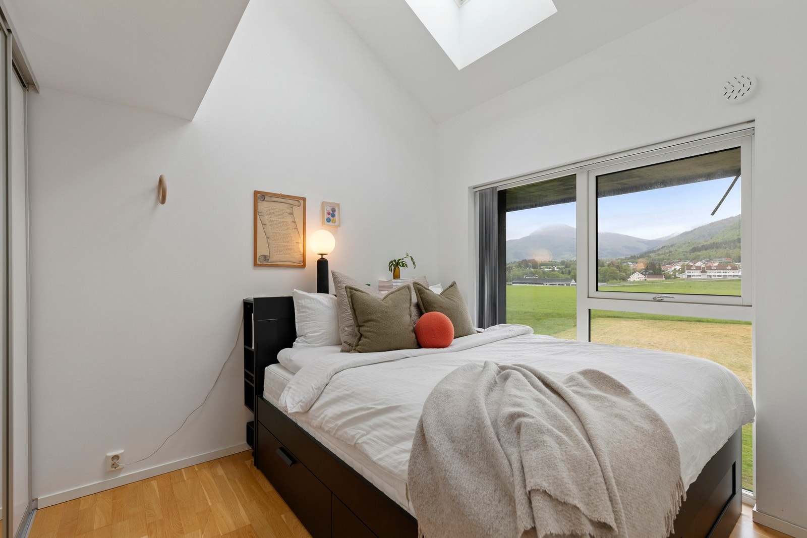 Romslig soverom i hovedetasjen. Rommet har tilhørende skyvedørsgarderobe. Galleribilde