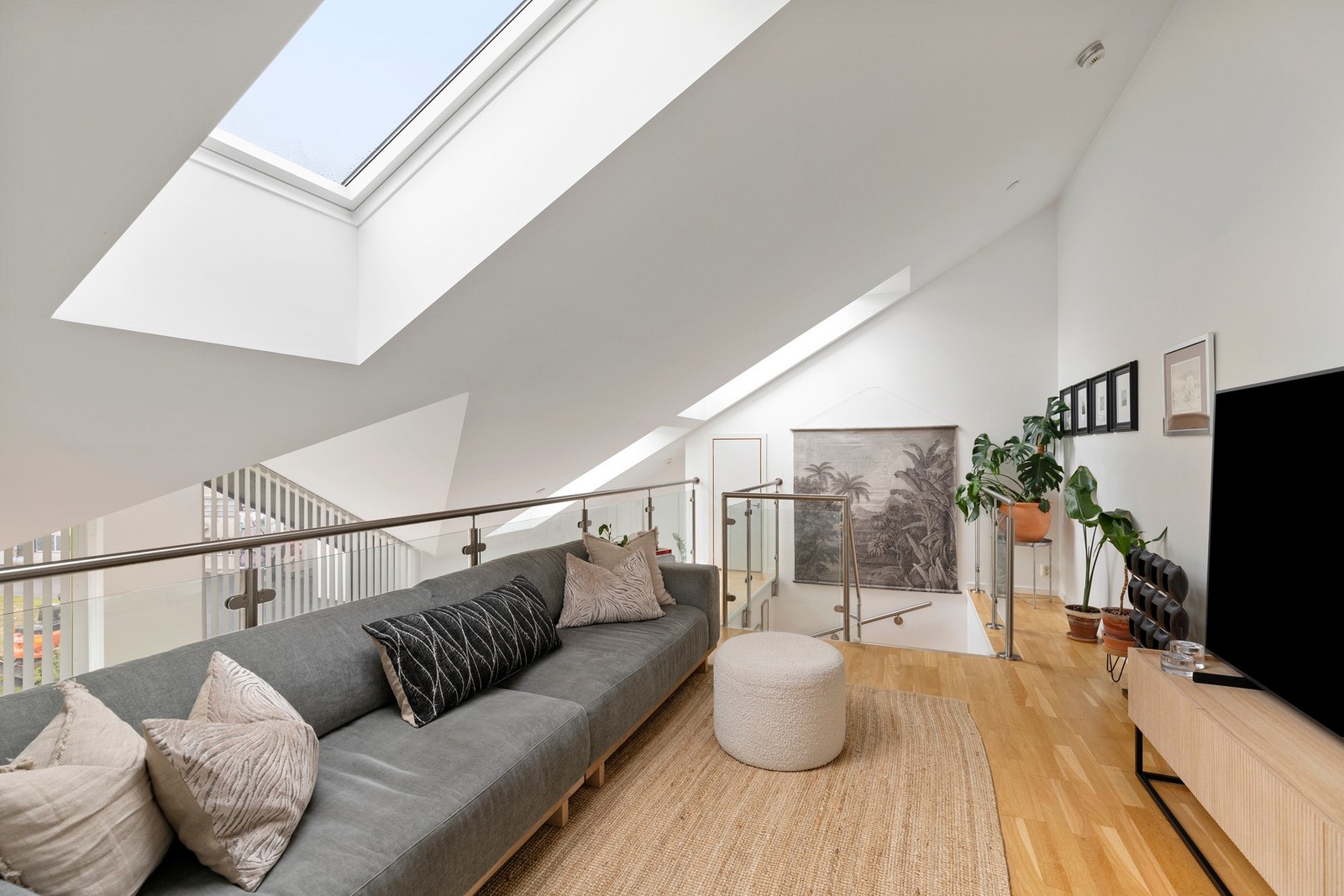 Praktisk bod på hems. Leiligheten har også bod under trapp. Galleribilde