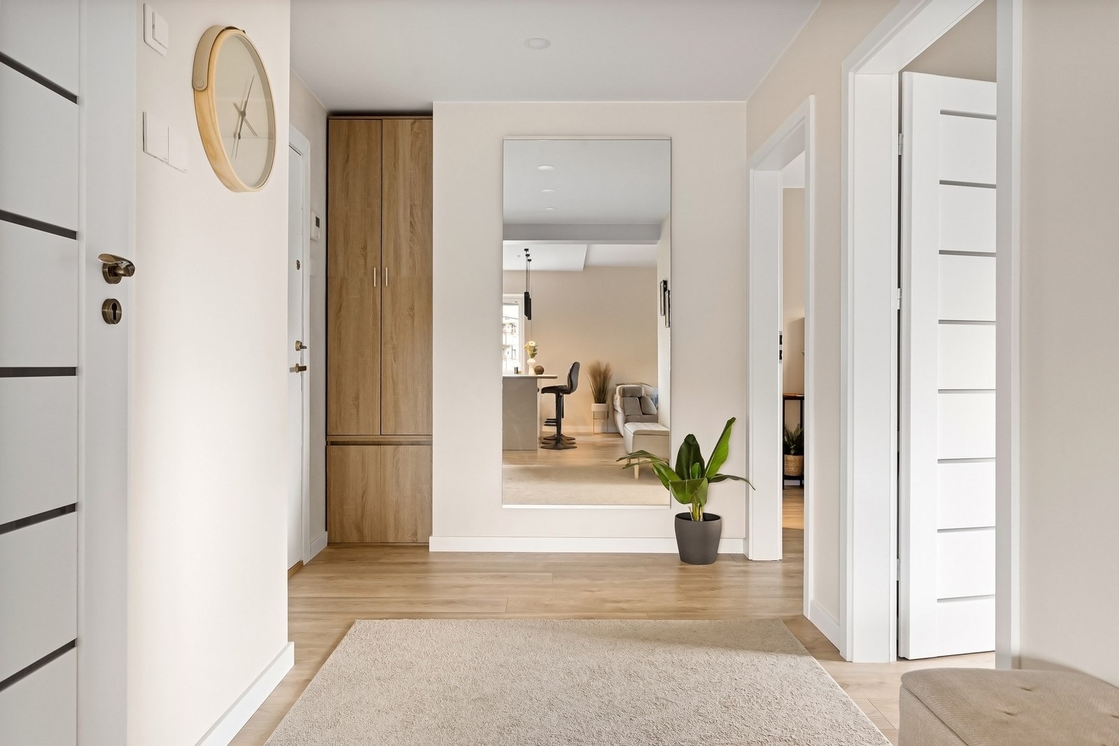 Meget romslig entré som gir et svært godt førsteinntrykk av boligen. Galleribilde