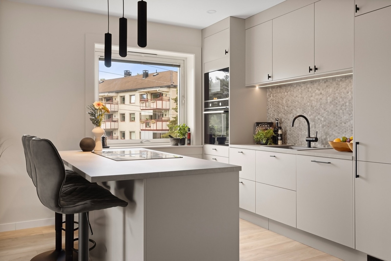 Lekkert og sosialt kjøkken med praktisk øy. Galleribilde