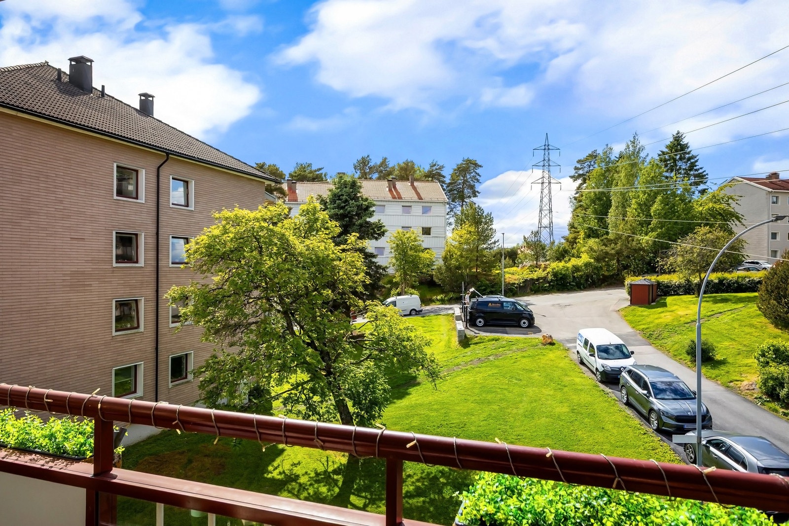 Flott utsyn over borettslagets grøntarealer. Galleribilde
