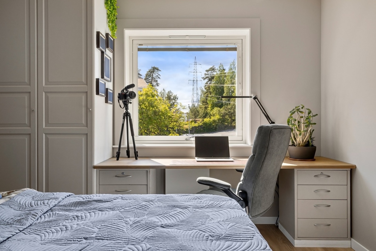 Praktisk kontor-løsning på hovedsoverommet. Galleribilde