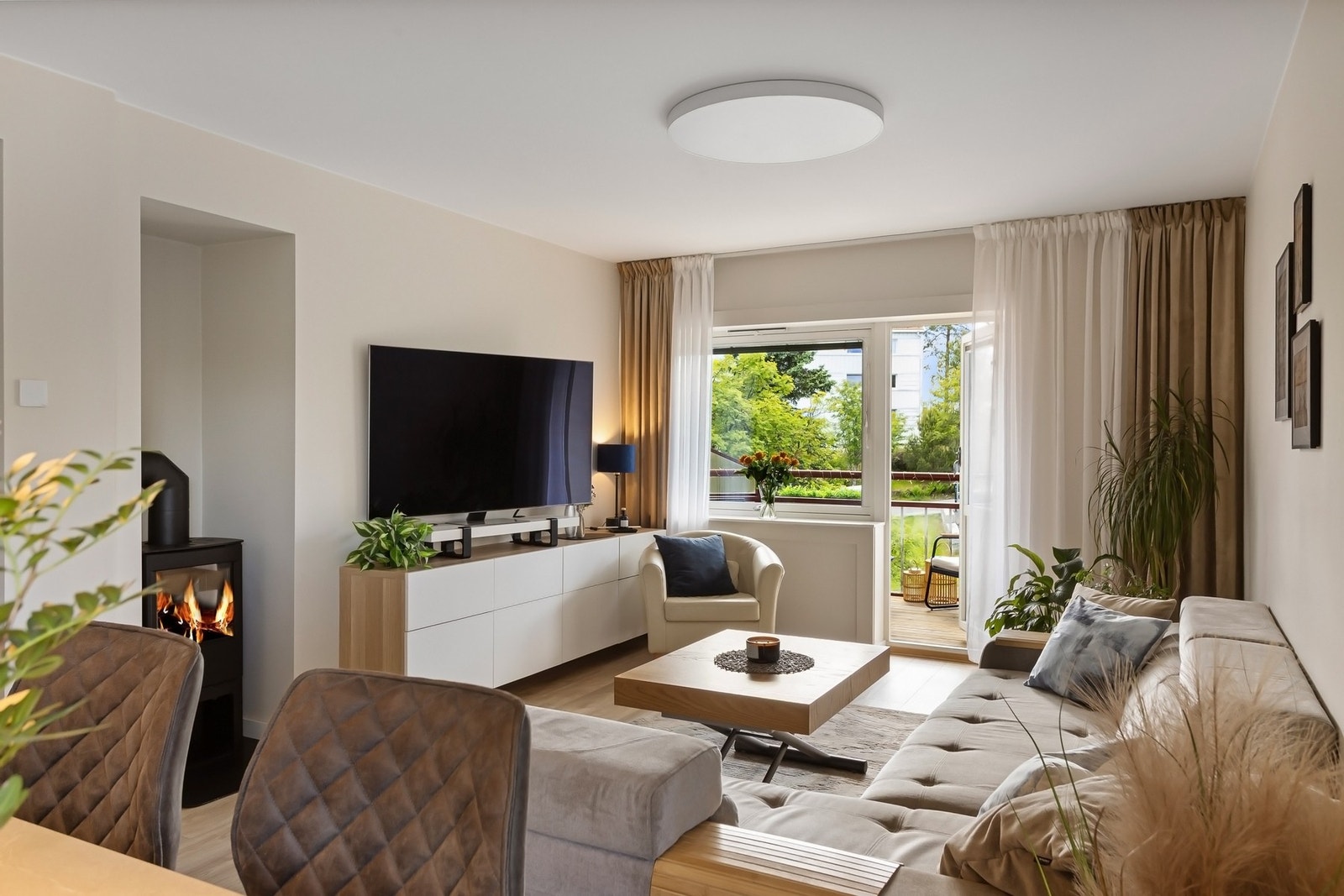 Leiligheten har store vindusflater som slipper inn rikelig med behagelig lys. Vinduer og balkongdør fra 2011. Galleribilde