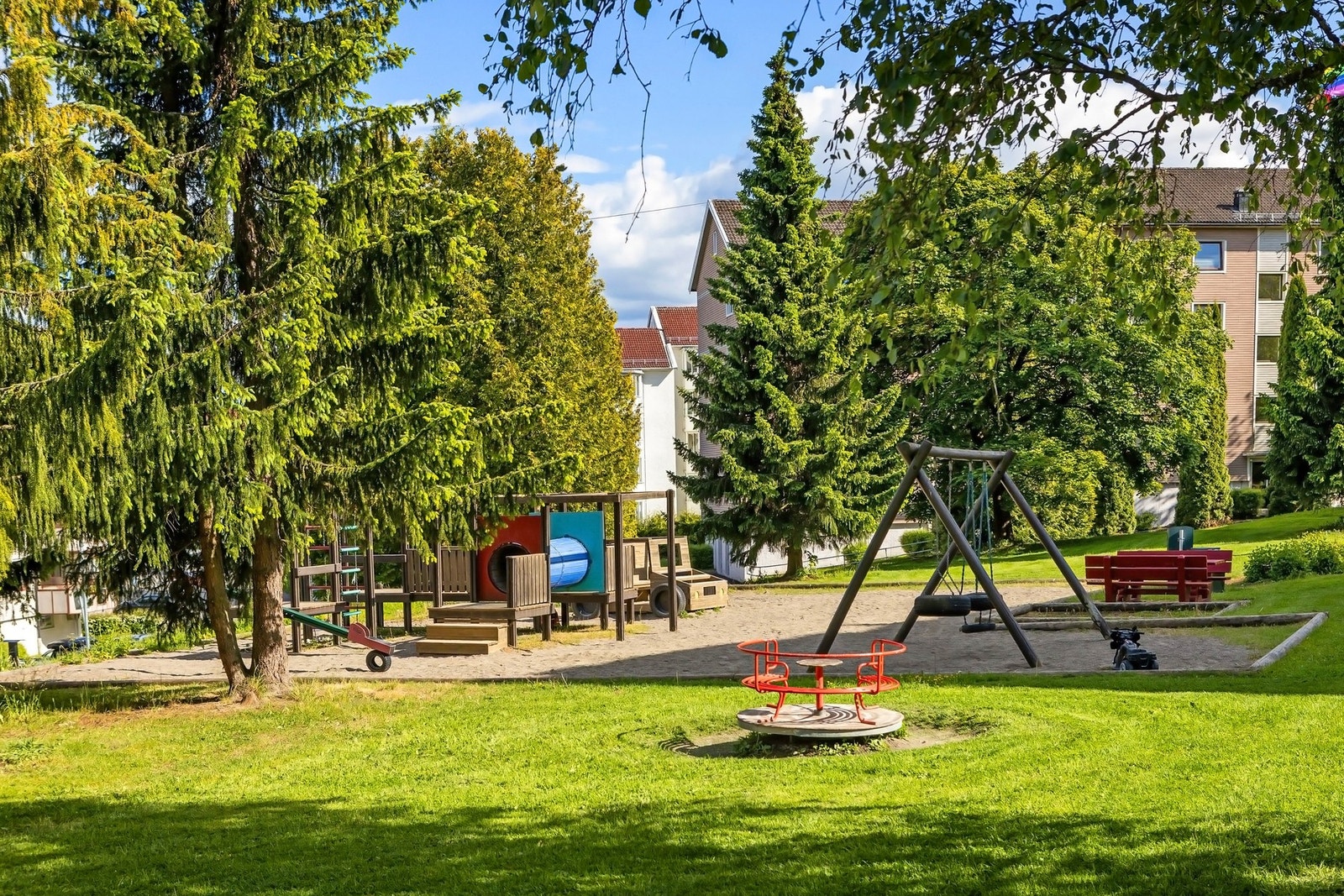 Barnevennlig med nærhet til stort grøntareal og lekeplasser. Galleribilde