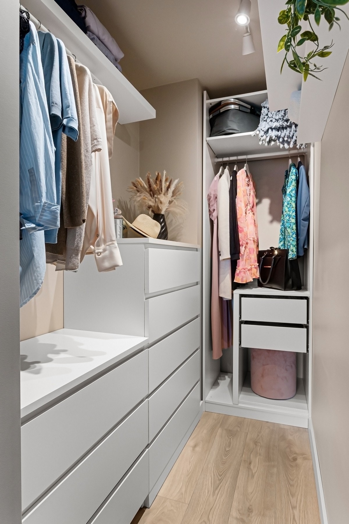 Svært praktisk walk-in-closet i tilknytning til hovedsoverom. Galleribilde