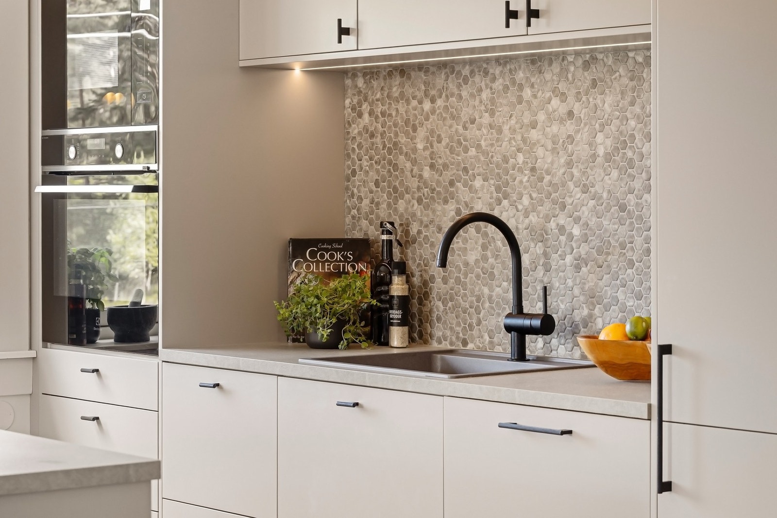 Det er montert komfyrvakt og lekkasjestopper. Galleribilde