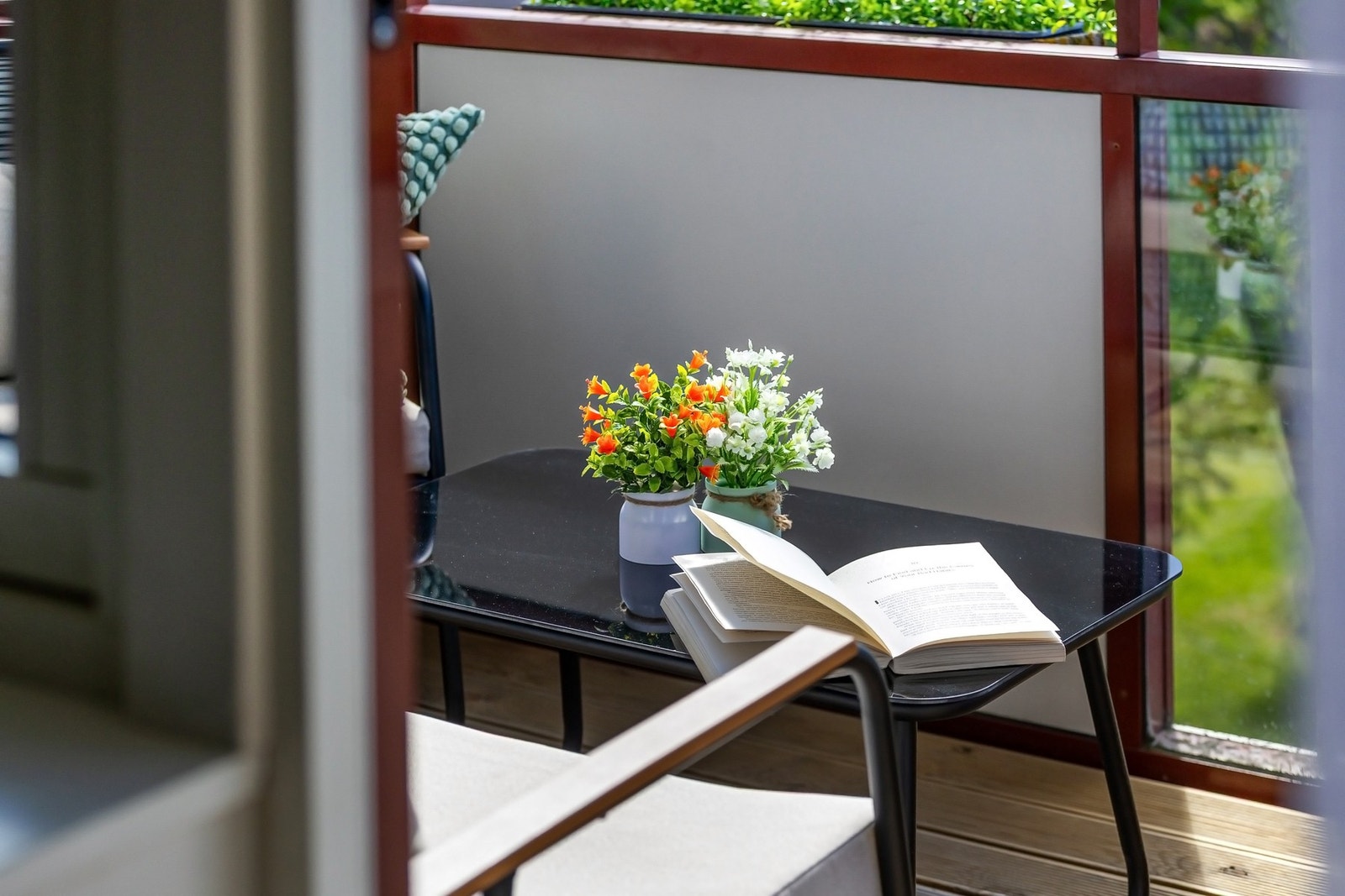 Stue med utgang til en romslig, solrik balkong. Galleribilde