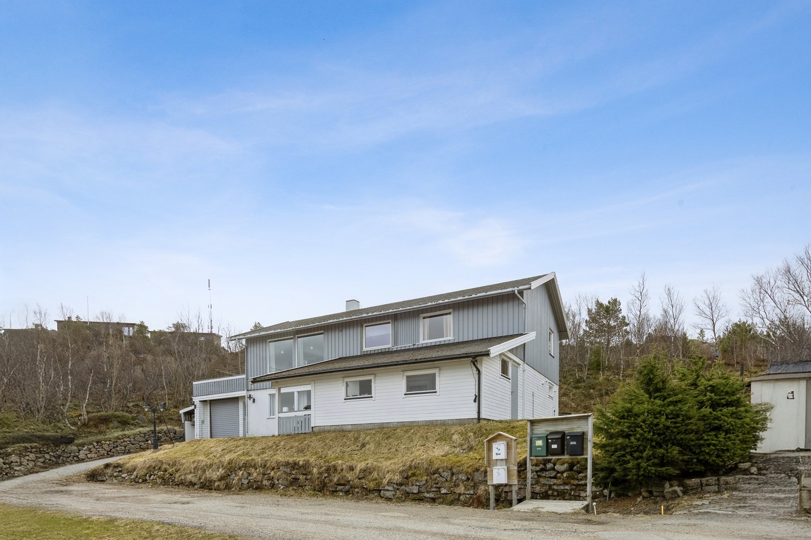 Fasade og tomta Galleribilde
