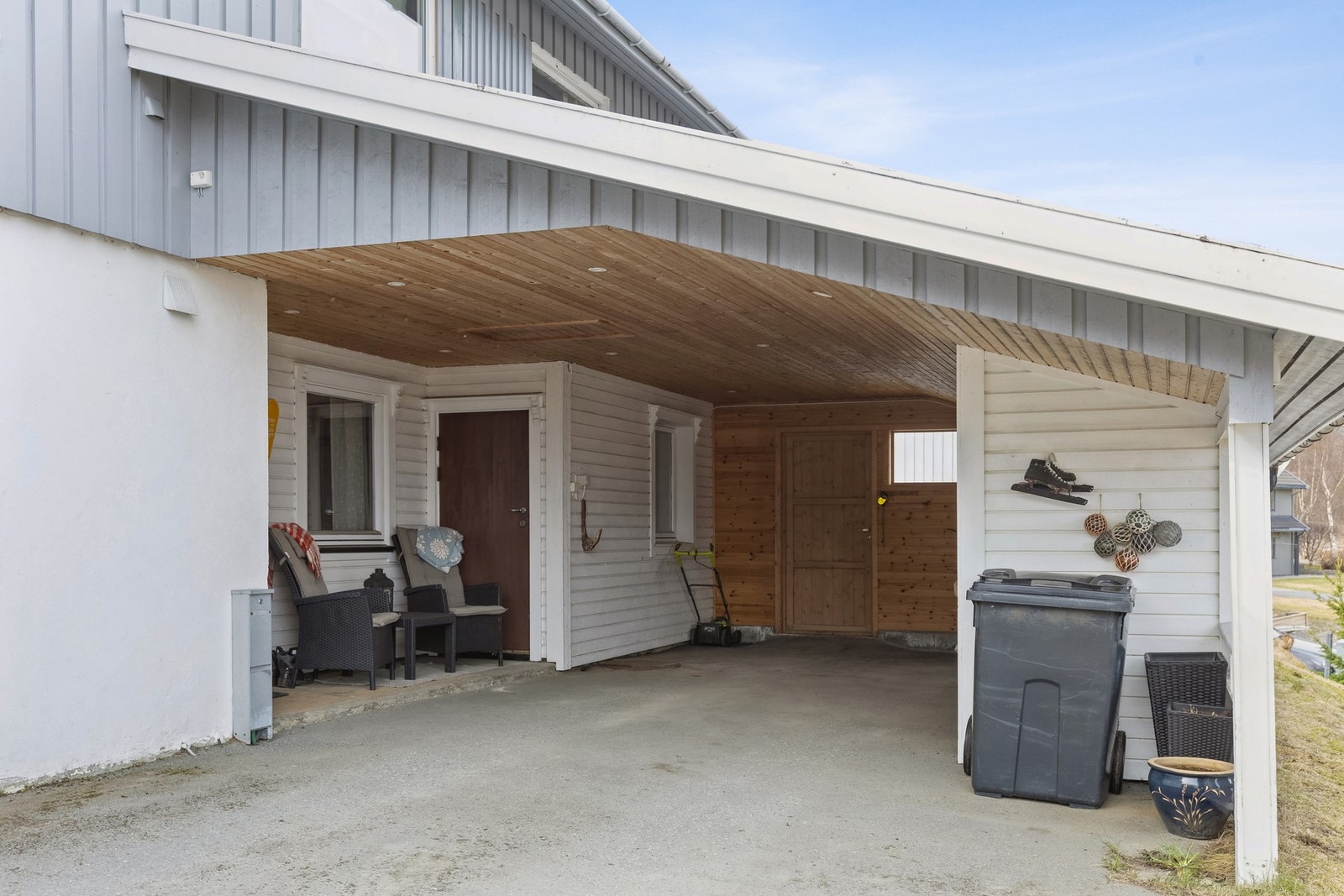 Carport og inngang til underetasjen/uteiedel Galleribilde