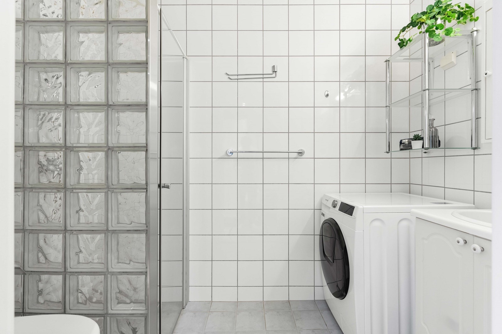 Bad fra byggeår med elektrisk gulvvarme, flislagte veggflater og malt himlingsflate. Galleribilde