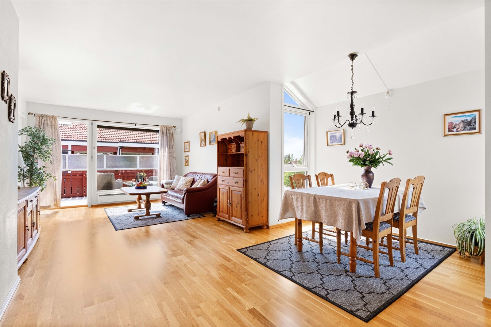 De mange vindusflater gir rikelig med lys i leiligheten. Galleribilde