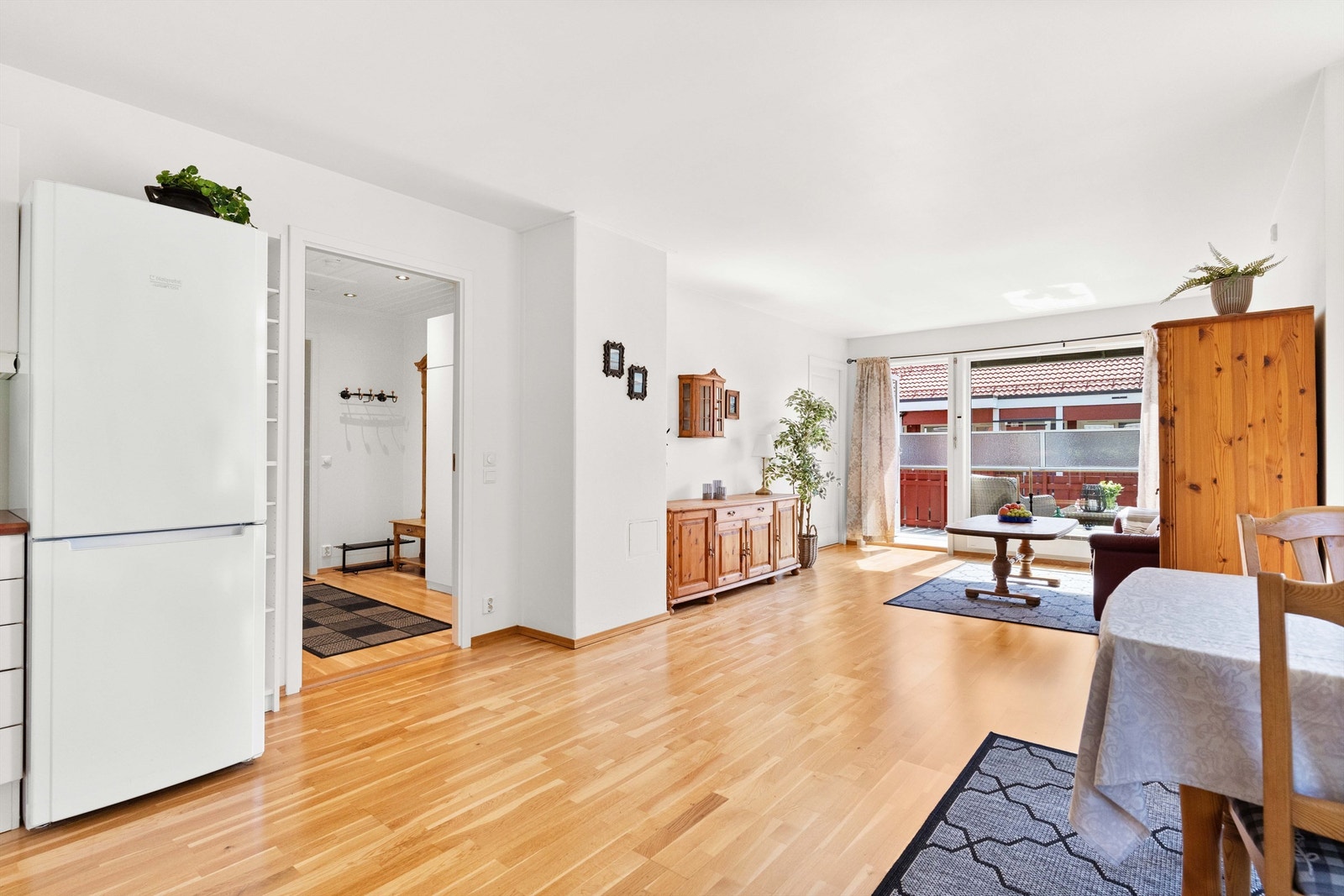 Fra entreen møter du en lysrik, åpen stue- og kjøkkenløsning som bidrar til en luftig atmosfære med muligheter for å møblere etter ønske. Galleribilde