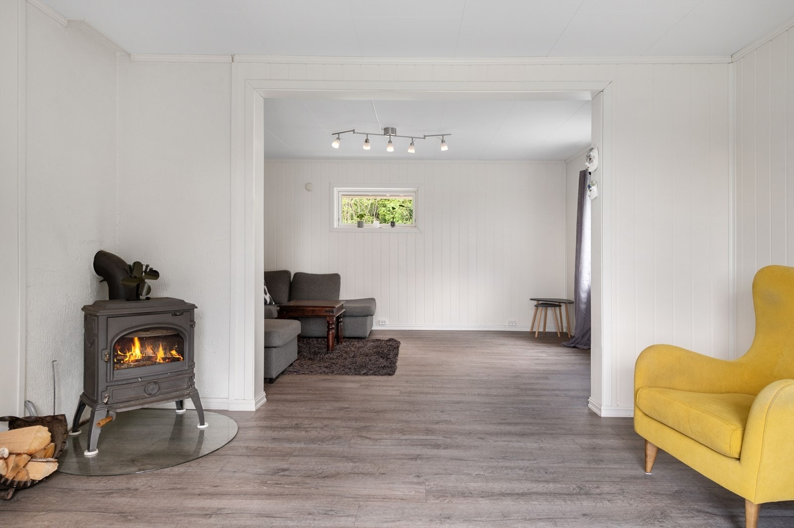 I hjørnet av stuen er det en koselig vedovn som både gir god varme og bidrar til ekstra hygge på kaldere høst- og vinterdager. Galleribilde