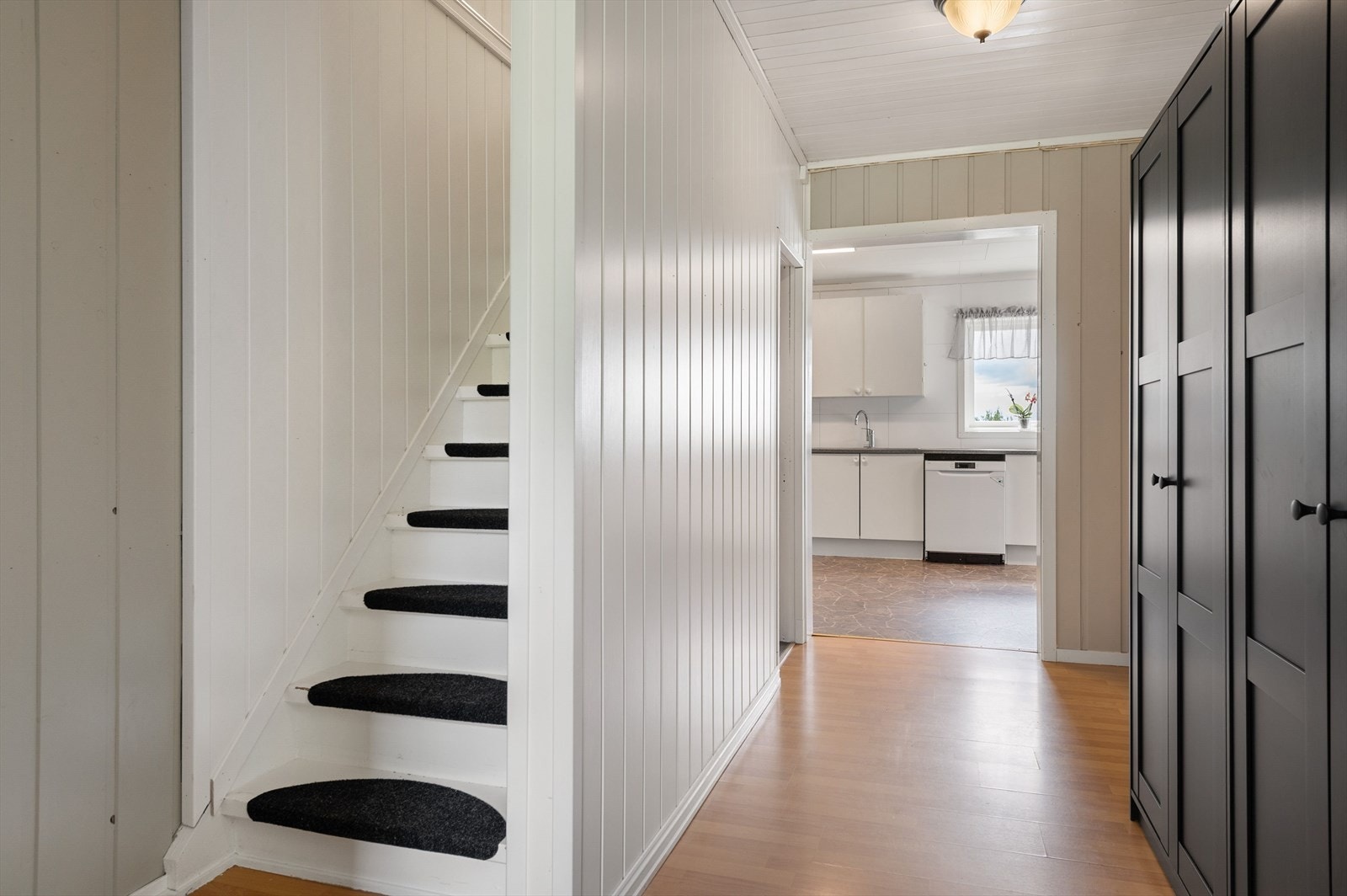 Fra entréen kommer du videre inn til gang med god oppbevaringsplass i medfølgende garderobeskap. Galleribilde