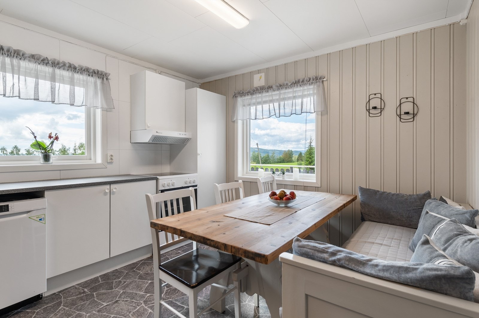 Kjøkkenet har to store vindusflater som slipper inn fint lys og åpner opp for det naturskjønne utsynet. Galleribilde