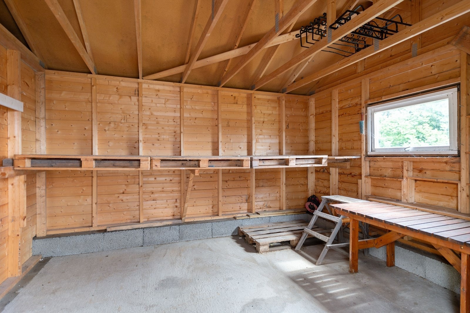 Svært praktisk bod med støpt gulv og gode lagringsmuligheter. Galleribilde