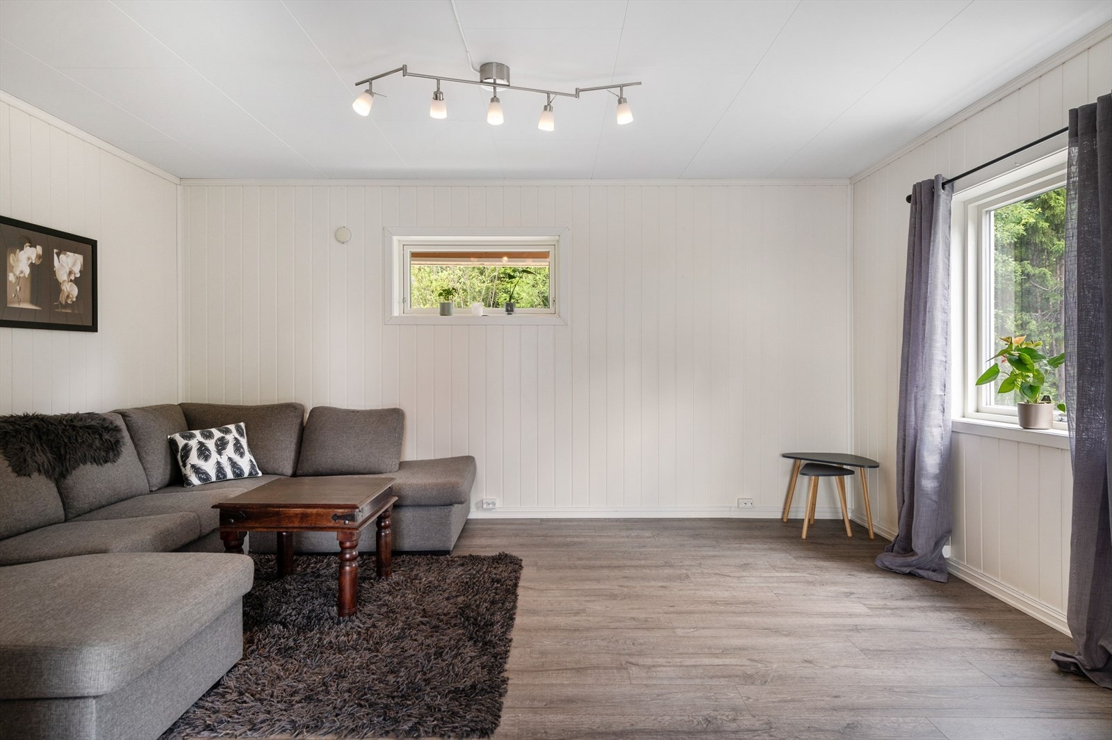 I stuen har du god plass til stor sofagruppe med salongbord, tv-benk og annet ønskelig møblement. Galleribilde