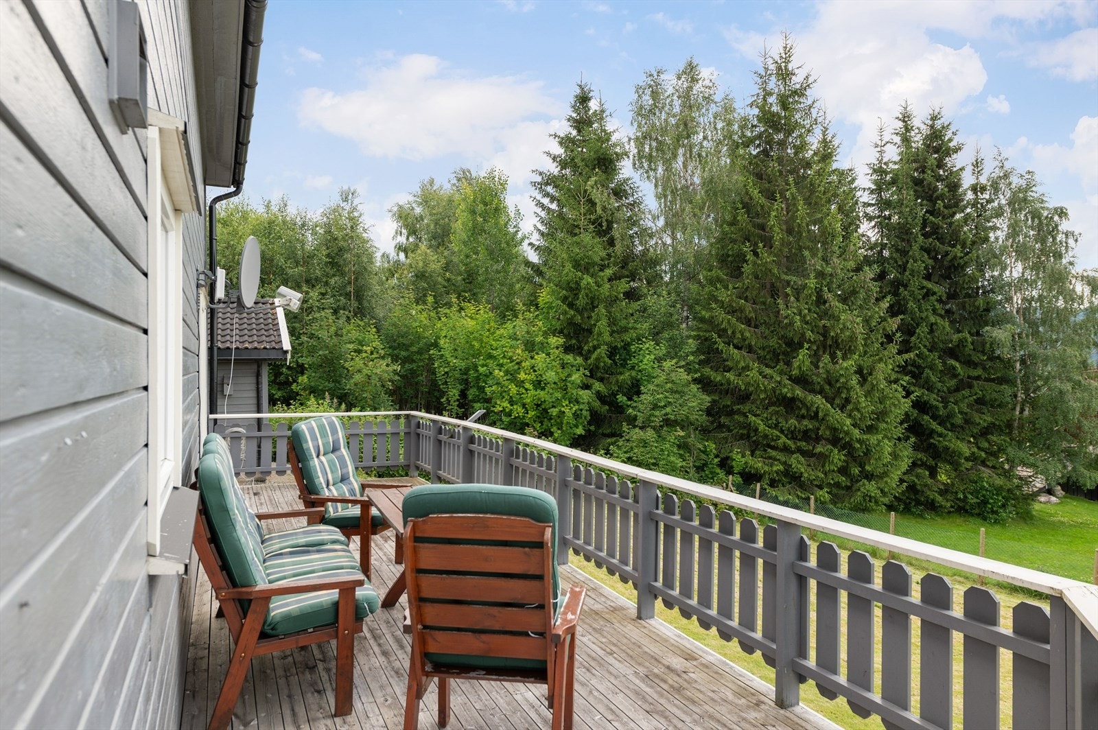 Terrassen har terrassebord på gulv og god plass til sittegruppe etter eget ønske og behov. Galleribilde