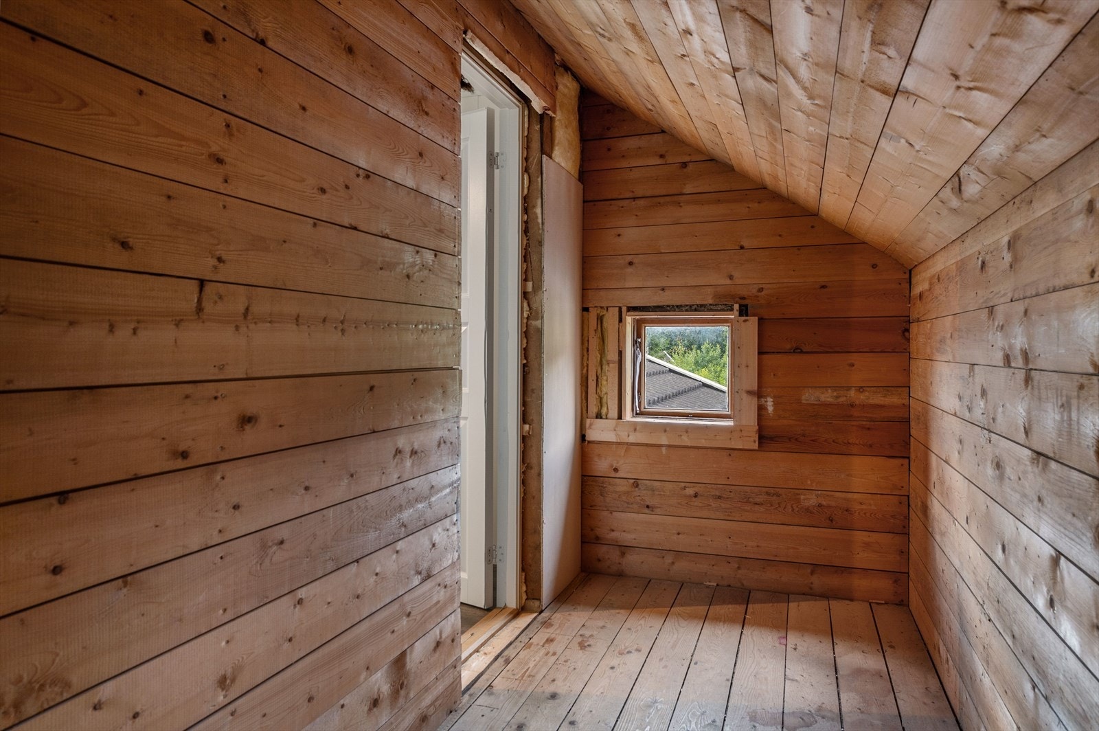 Vedbod med god lagringsplass for ved. Galleribilde