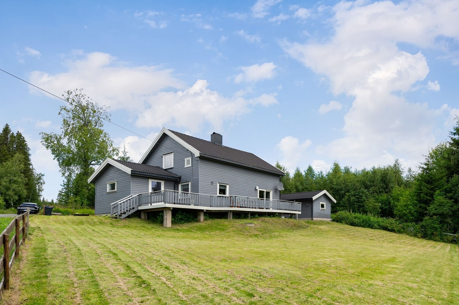 Eiendommen har en rolig og landlig beliggenhet i Åsmarka i Ringsaker kommune. Fra eiendommen er det ca. 2,5 km til barnehage og barneskole, ca. 4,6 km til Næroset med dagligvarebutik og ca. 13 min med bil til Moelv sentrum med flere ulike servicetilbud. Galleribilde