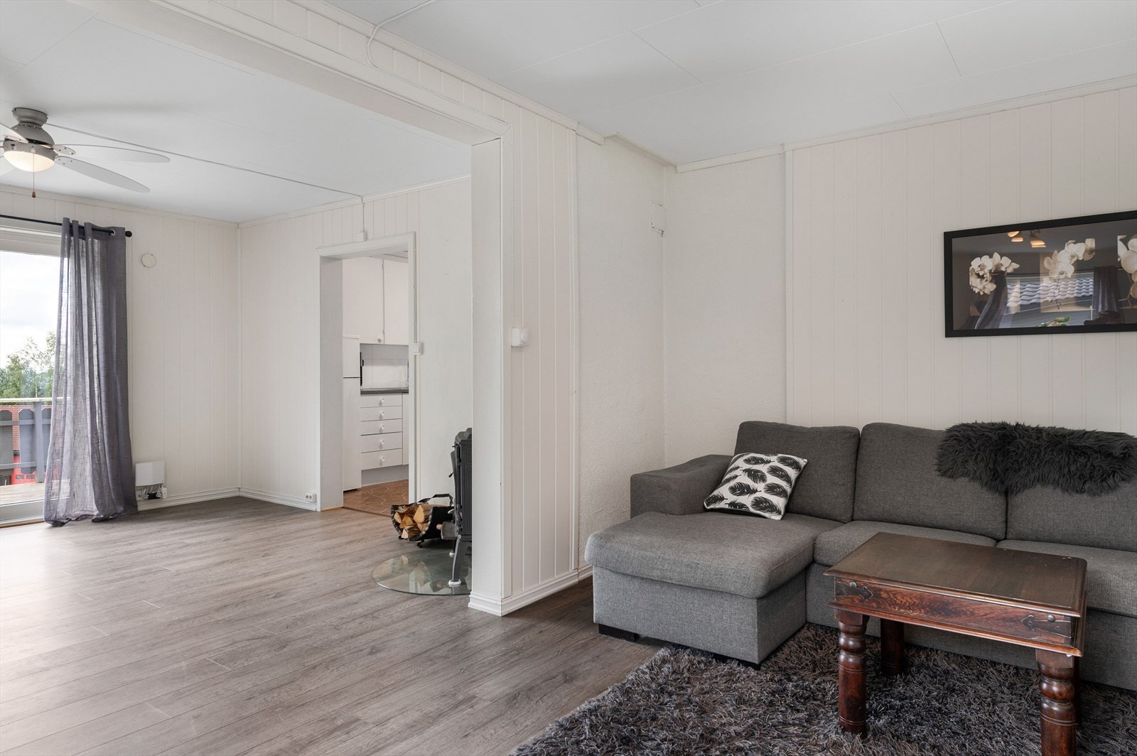 Stuen har samme gode og moderne standard som spisestuen med enstavs laminat på gulv og lyse panelplater på veggene. Galleribilde