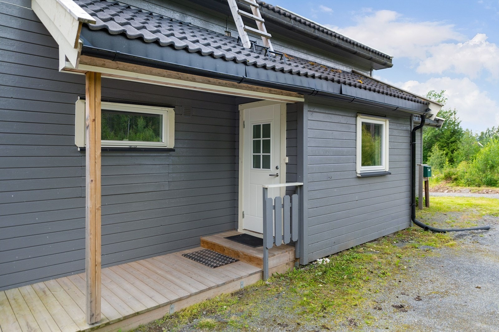 Du ønskes velkommen inn via et overbygget inngangsparti med en terrasseplatting. Galleribilde