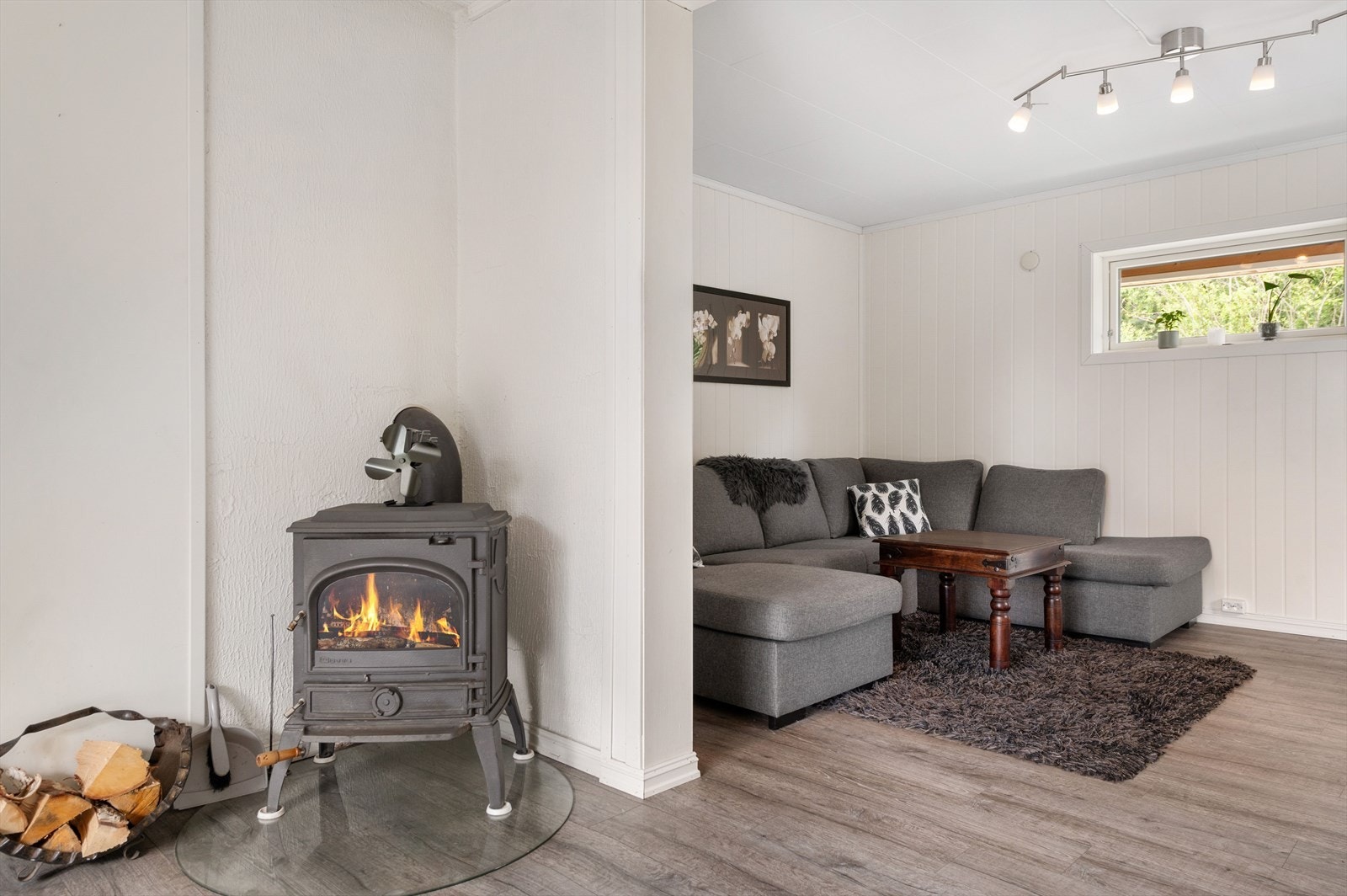 Stuen ligger i en fin og sosial delvis åpen løsning med spisestuen. Galleribilde