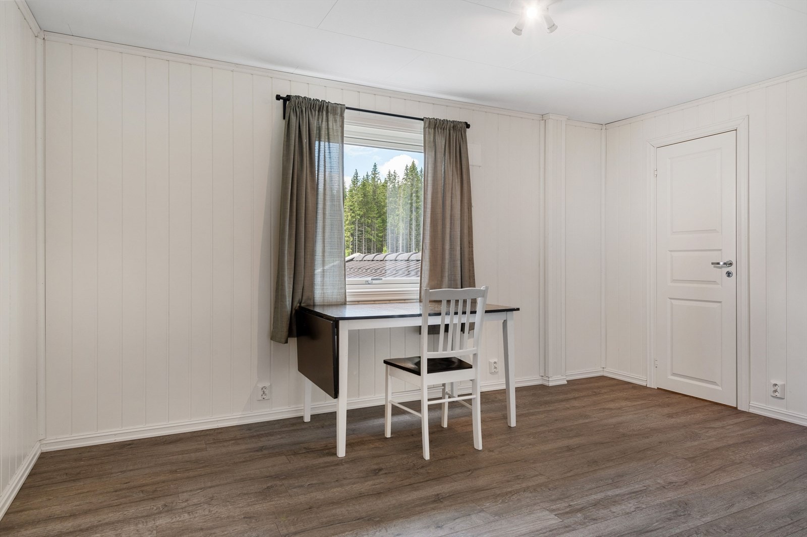 Soverom 4 er også et stort og lyst rom med god og moderne standard. Galleribilde