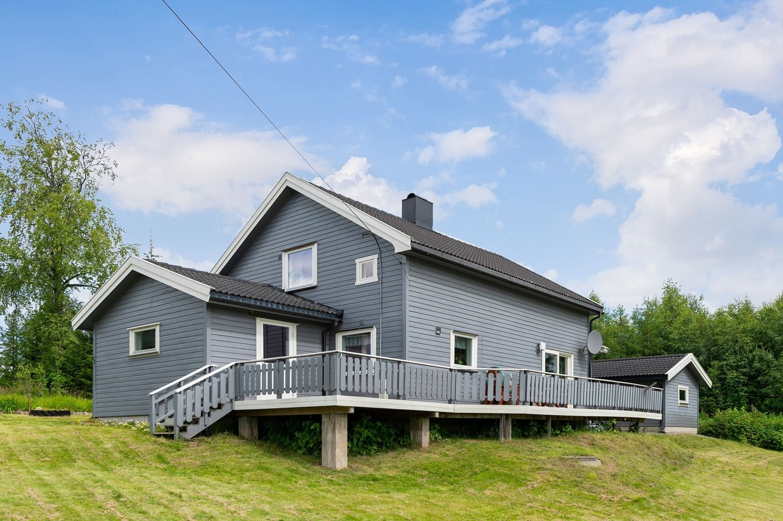 Eneboligen har en god planløsning over to plan med flere fine oppholdsrom, 4 soverom og bad, samt kjeller med boder og lagringsplass. Galleribilde