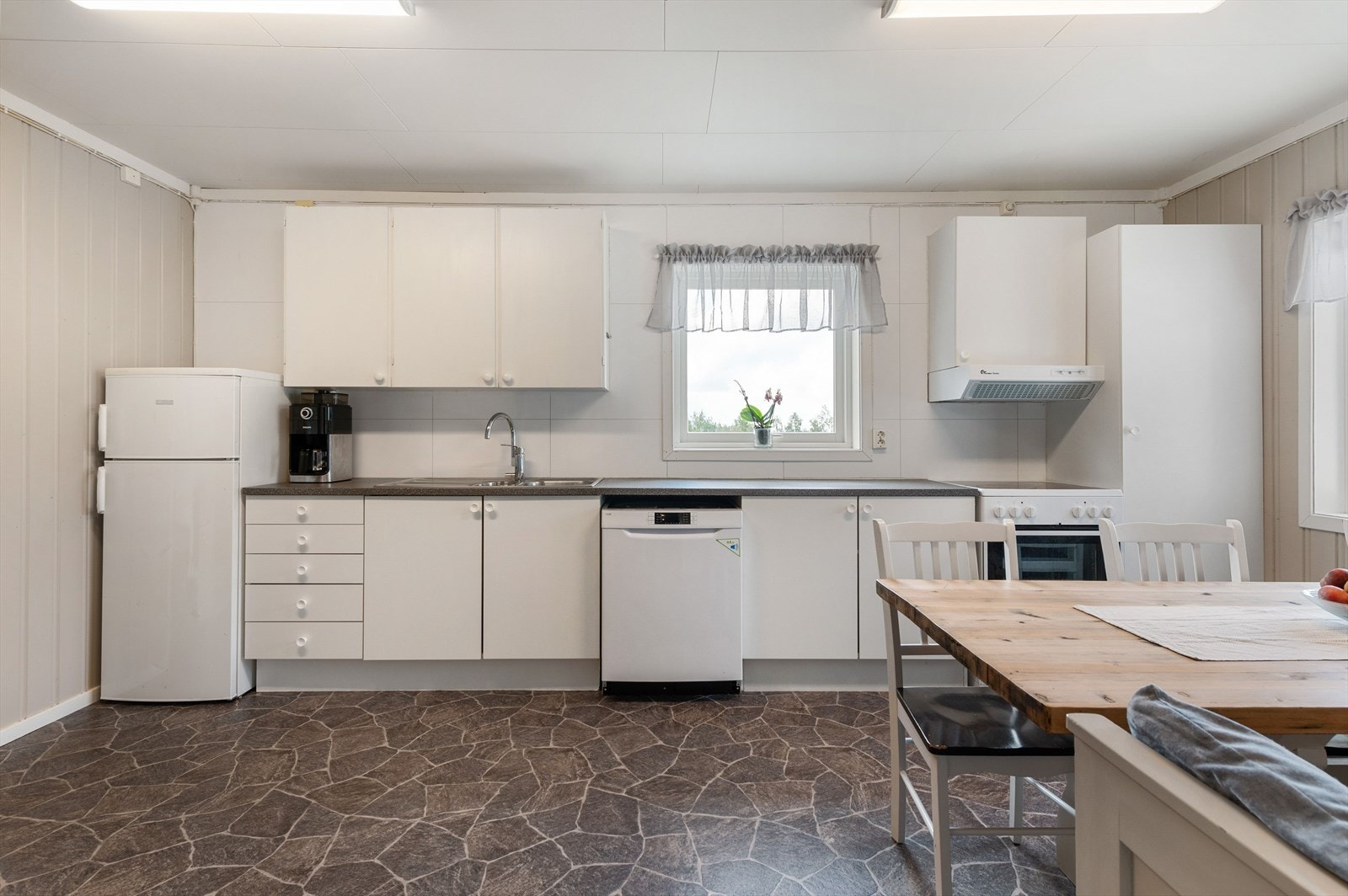 Videre kommer du inn til et lyst og romslig spisekjøkken. Galleribilde