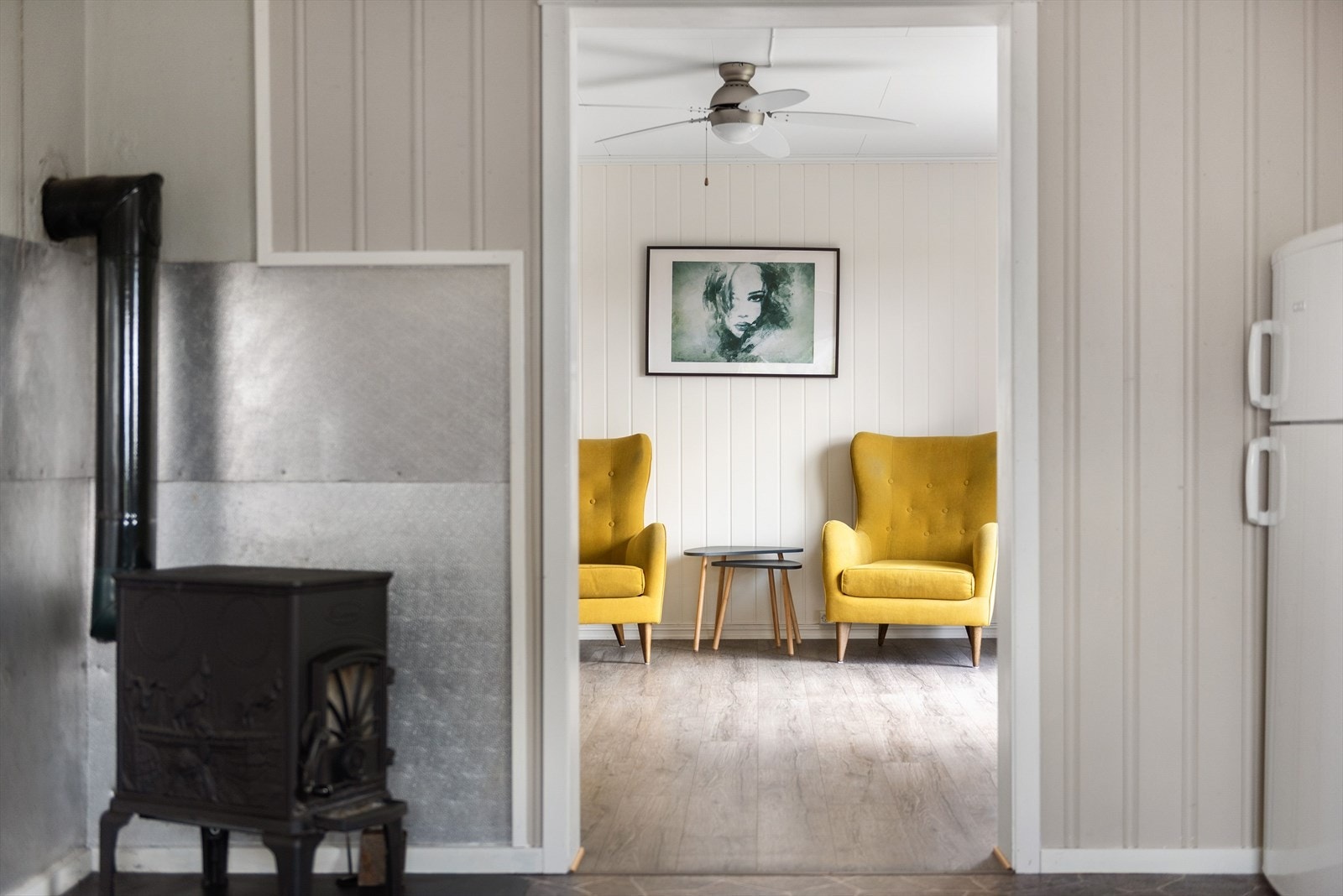 Fra kjøkkenet kommer du videre inn til til spisestuen som ligger i en fin delvis åpen løsning med stuen. Galleribilde