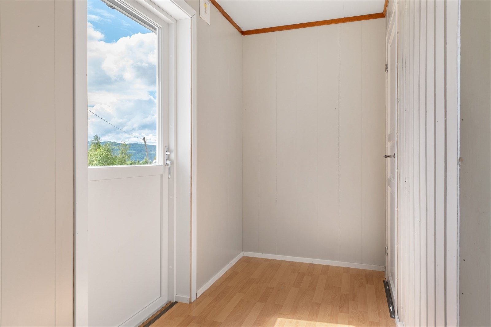 Utenfor soverommet i 1. etasje er det en gang med plass til garderobe. Fra gangen er det også utgang til den solrike sydvendte balkongen. Galleribilde