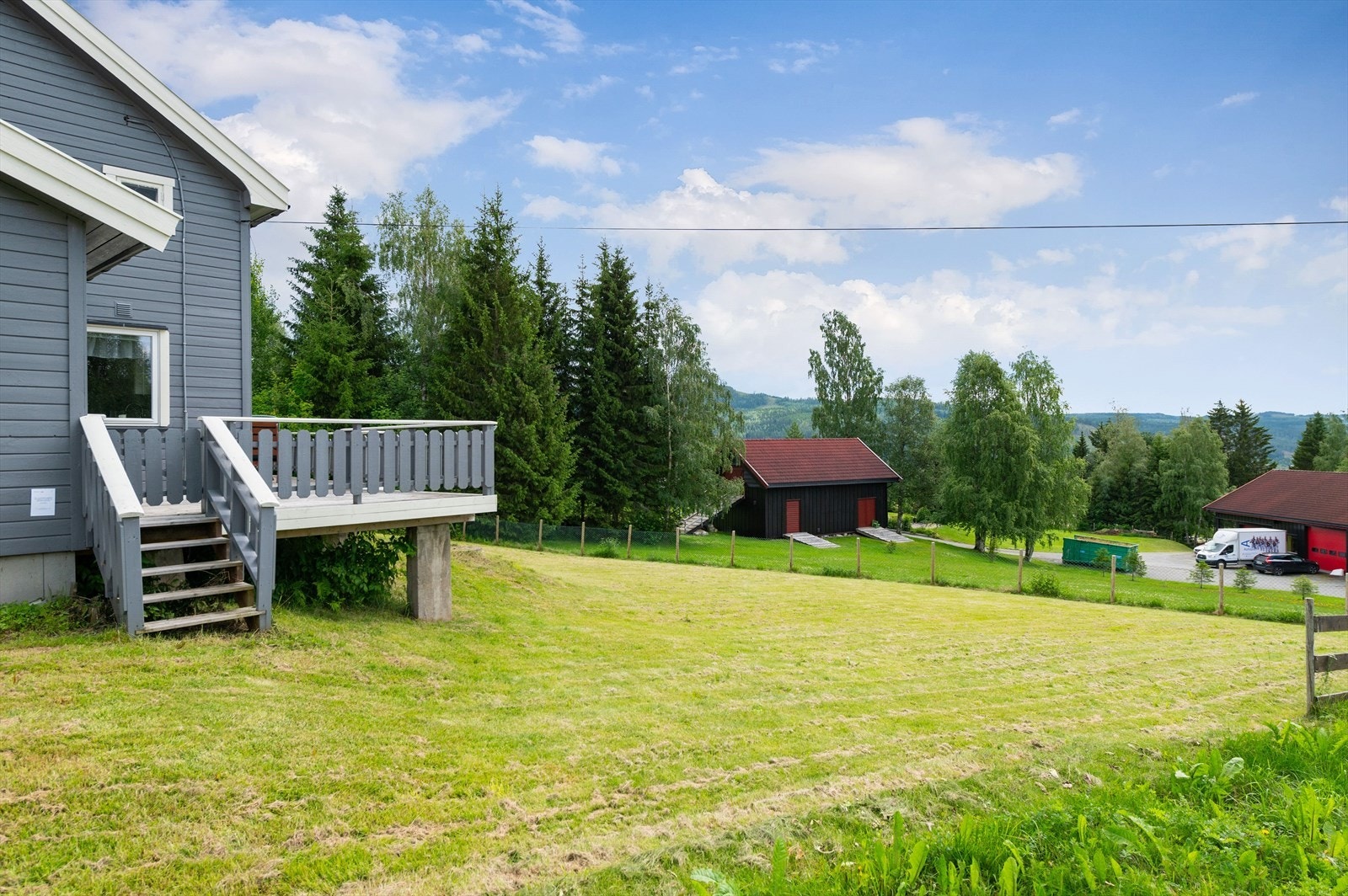 Fra terrassen har du trapp ut til hagen som er opparbeidet med plen. Galleribilde