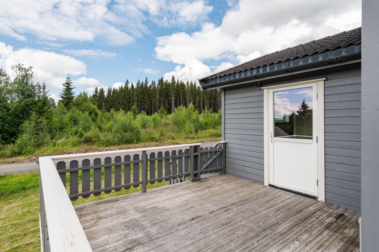 Det er også utgang til terrassen fra gangen ved soverommet i 1. etasje. Galleribilde