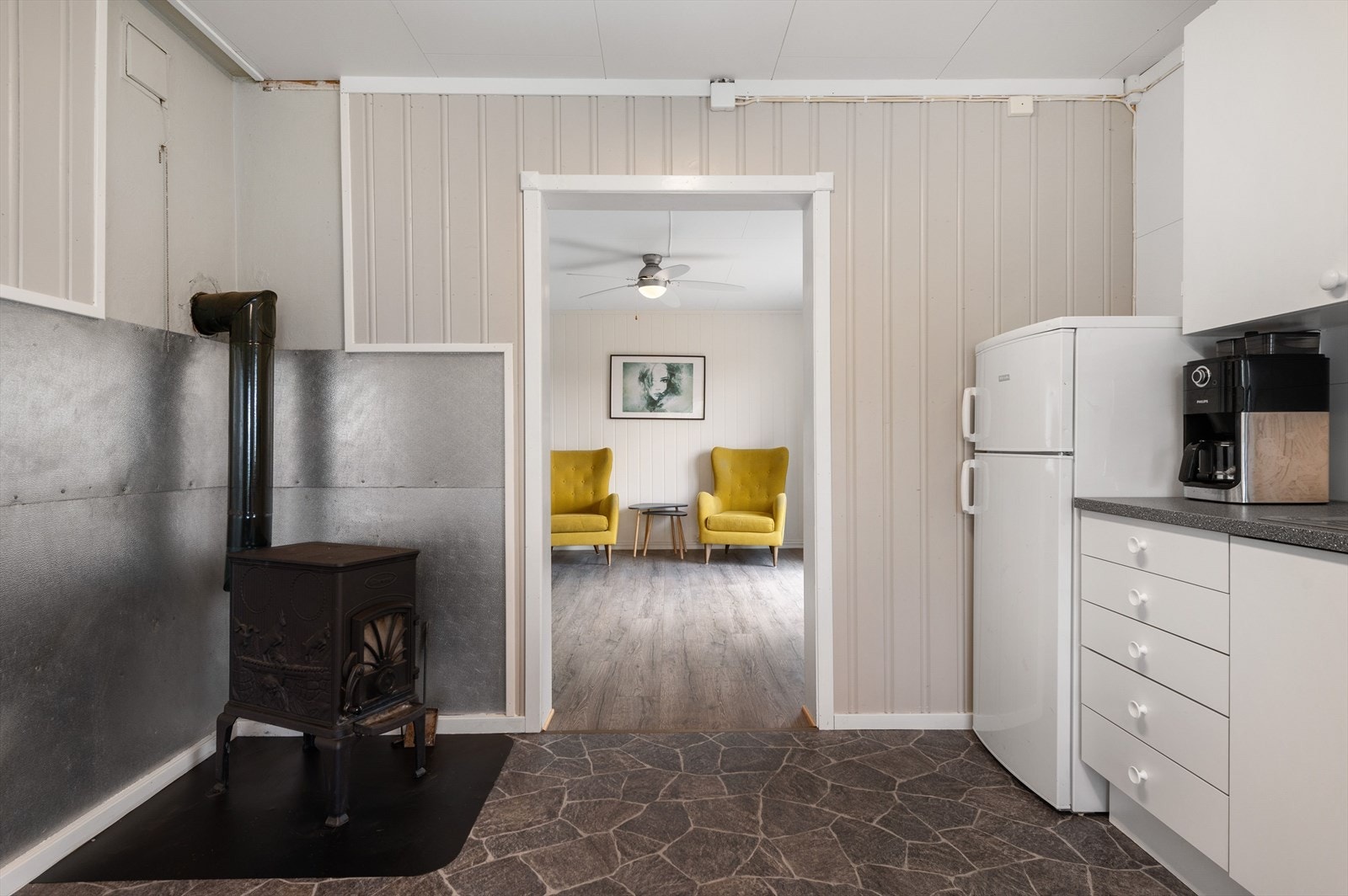 I hjørnet av kjøkkenet er det en eldre vedovn. Galleribilde