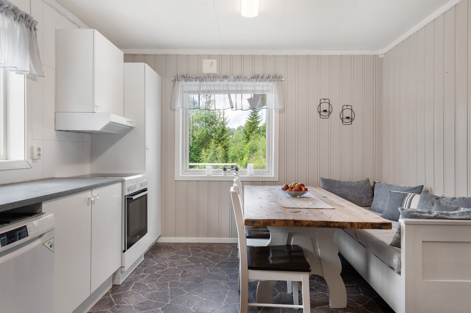 På kjøkkenet har du plass til et spisebord som gjør at kjøkkenet blir et naturlig oppholdsrom og samlingspunkt. Galleribilde