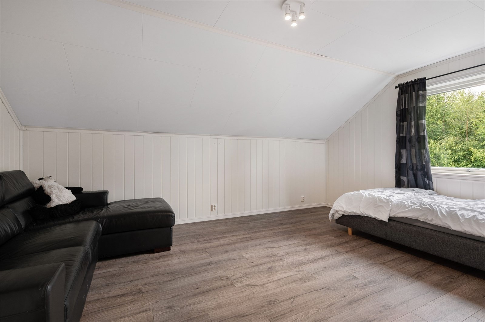 Soverom 2 som ligger i 2. etasje er et stort og lyst rom. God standard med enstavs laminat på gulv og lyse panelplater på veggene. Galleribilde